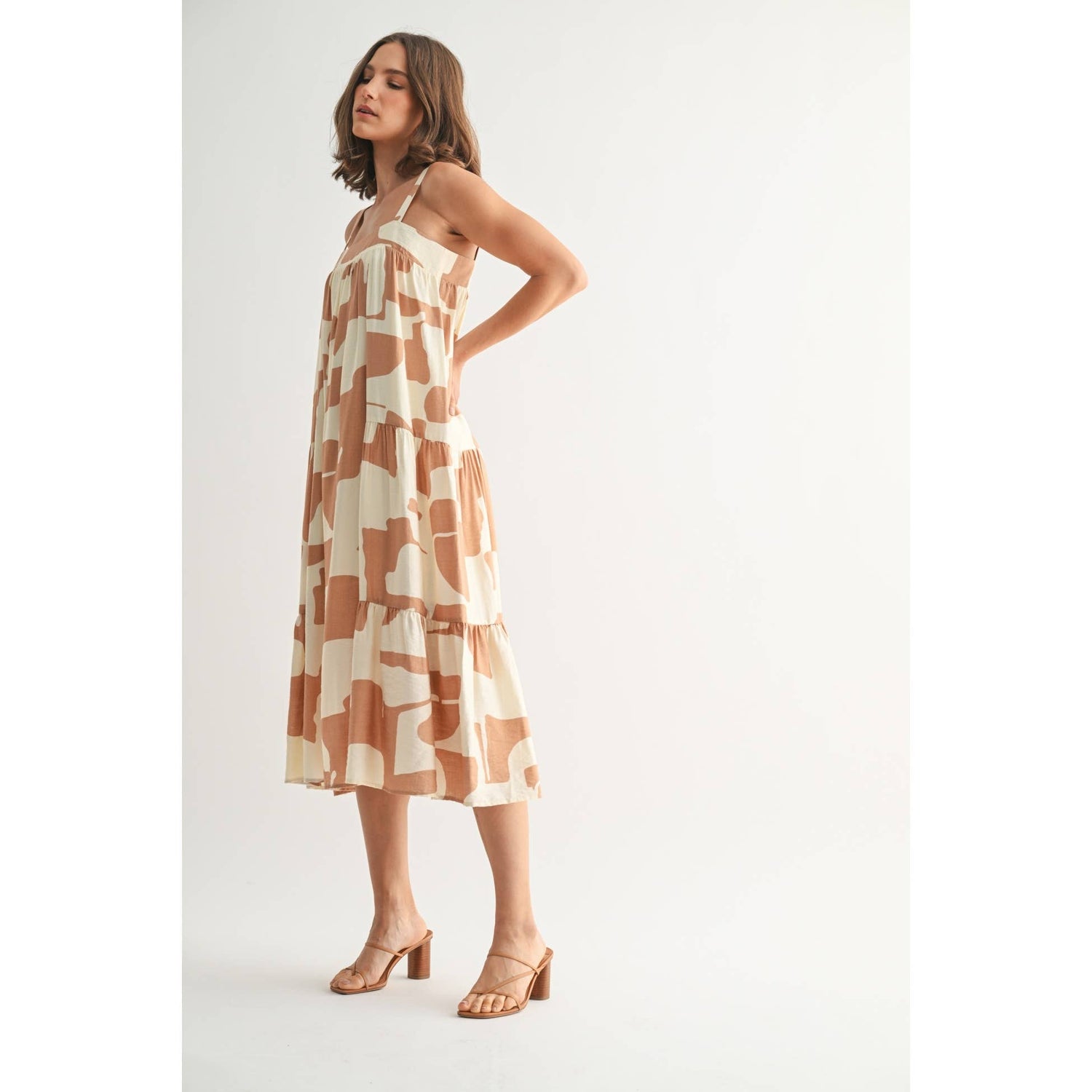 Tiered midi dress with abstract print in earthy tones